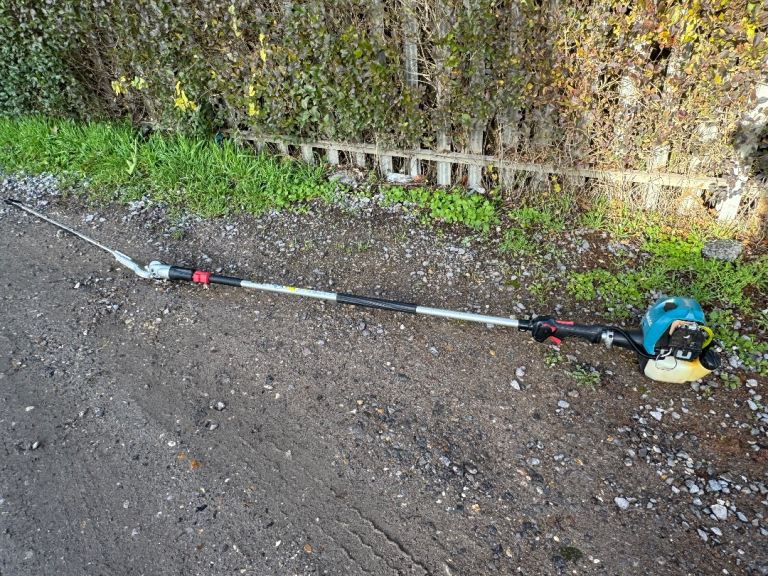 Makita 4 stroke petrol long reach hedge trimmer good working order 