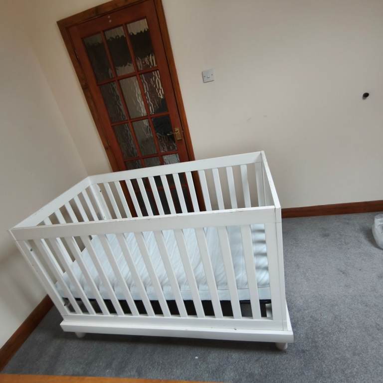 White Wooden Baby Cot Bed with Mattress and fitted sheets – Good Condition