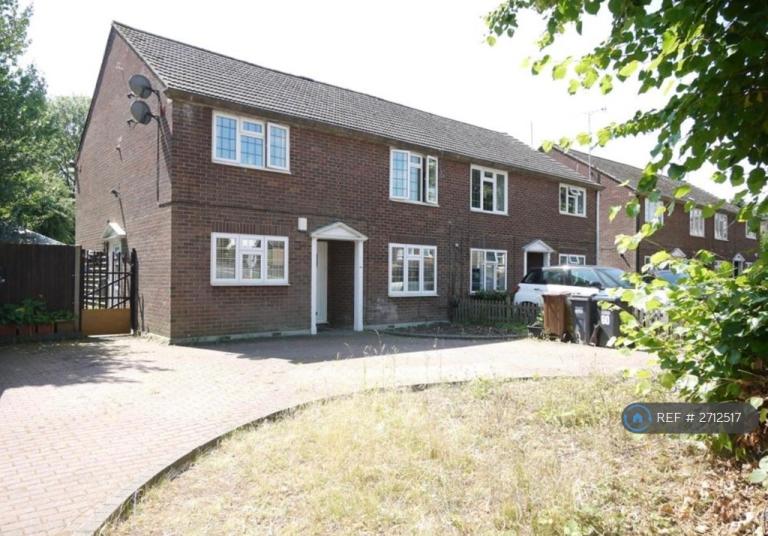 2 bedroom flat in Station Road, Cuffley, Potters Bar, EN6 (2 bed) (#2712517)