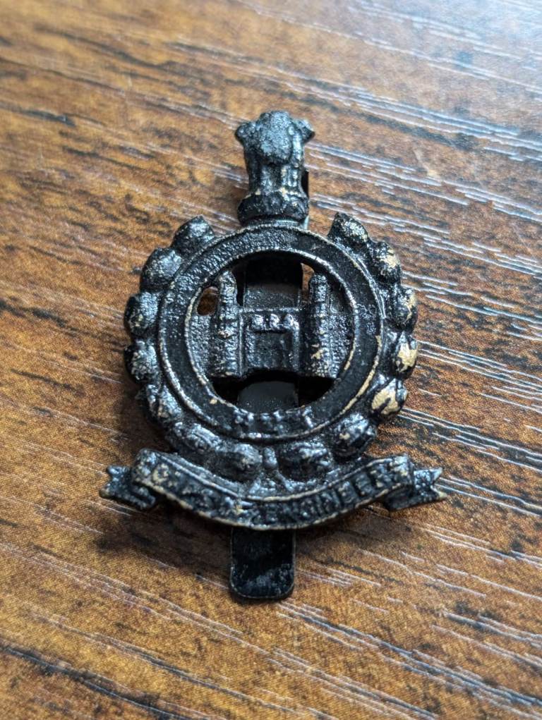 Rare Vintage Indian Army Corps of Engineers (Post-1947) Blackened Cap Badge 