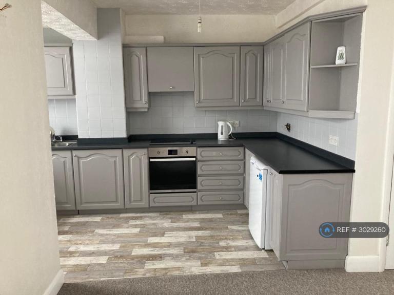 1 bedroom flat in North Approach, Watford, WD25 (1 bed) (#3029260)