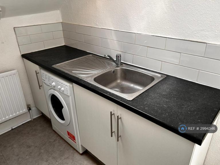 2 bedroom flat in Second Floor, London, SW17 (2 bed) (#2994346)