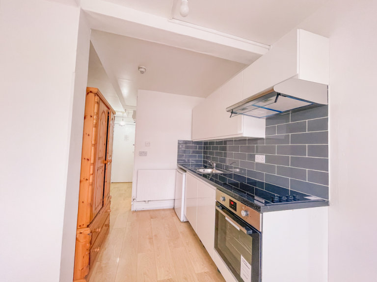Beautiful and bright studio apartment in Kember Street, Islington, N1 Ref: 1590
