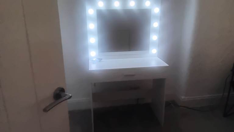 Dressing table with lights no stool