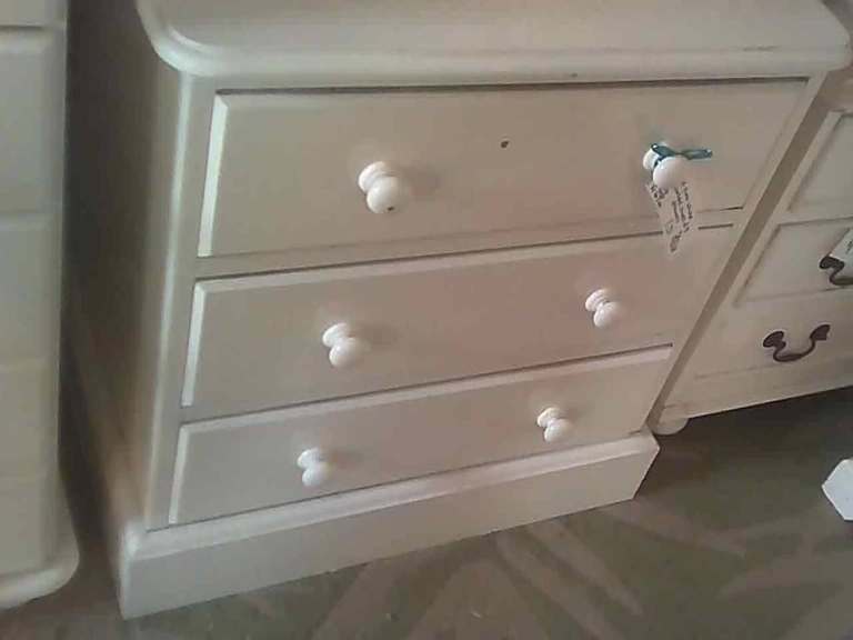SOLID PINE MODERN WHITE PAINTED CHEST OF 3 DEEP DOVE TAILED DRAWERS. VIEWING / DELIVERY AVAILABLE