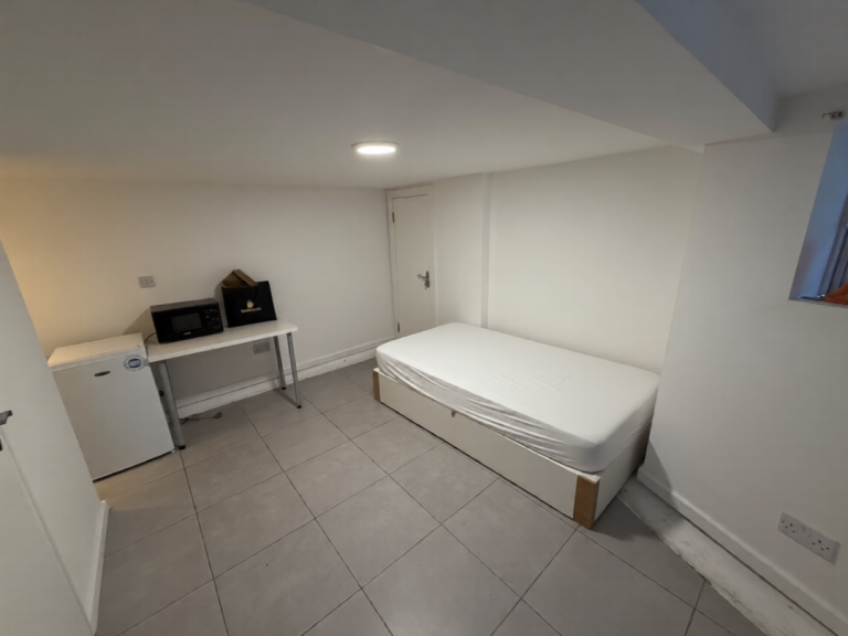 BENEFITS ACCEPTED - Self-Contained Studio Flat Available in Clapton Hackney E5