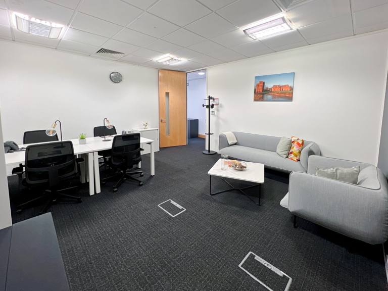 Leicester - LE19 1SY \ Move-In Ready Office for 3 Workstations