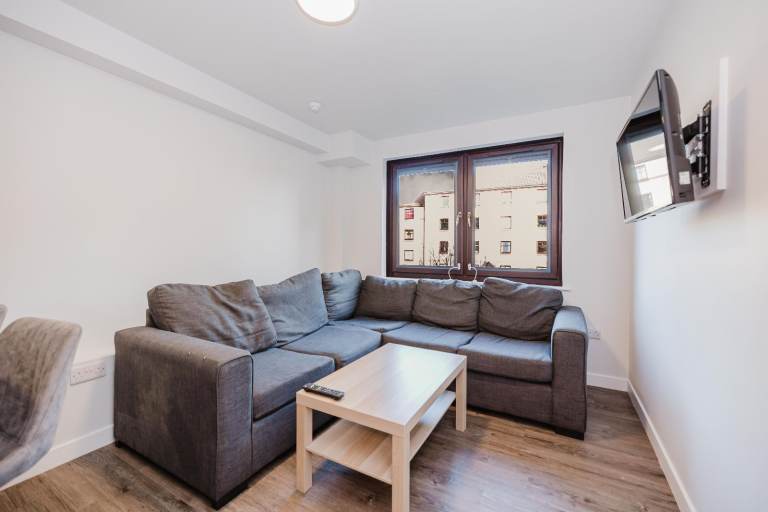 Modern and well-presented, 4-bedroom, HMO flat in Fountainbridge – available NOW