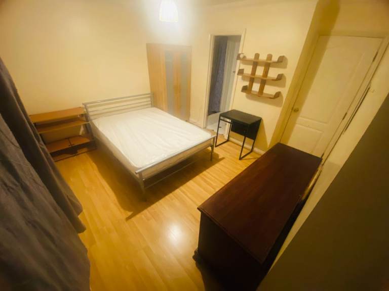 Room to let in e6 5ye