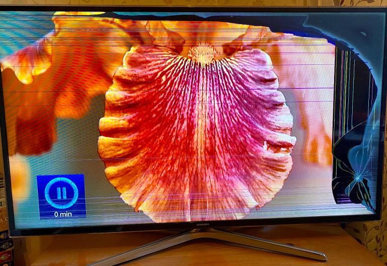Samsung Smart TV 36inch with Damaged Screen 