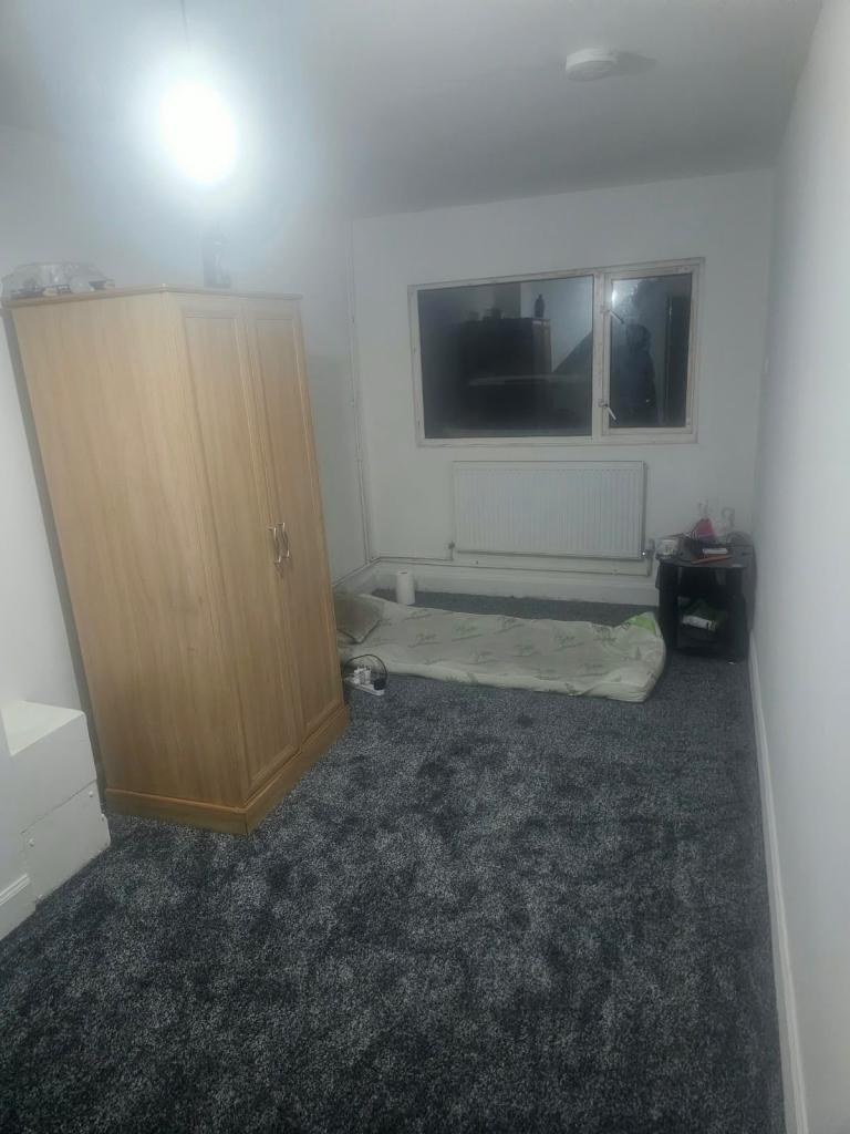 Rooms available shared house £400 per month including bills