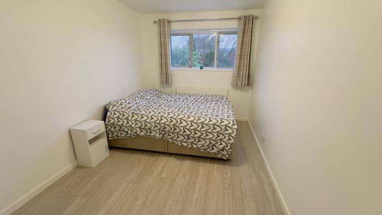 Quiet Double Room for rent – Brent NW9 – £950 PCM – Calm Home