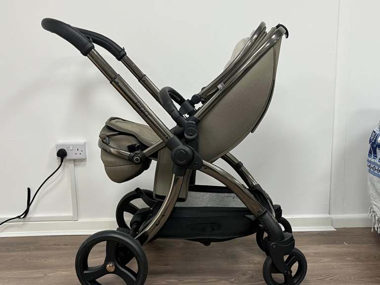 EGG PRAM TOP OF THE RANGE WITH ACCESSORIES £525 