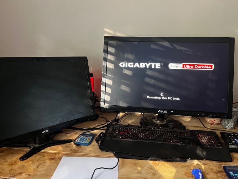 GIGABYTE Desktop PC with AMD Ryzen 5 2600, 1.13TB Storage, and Monitor