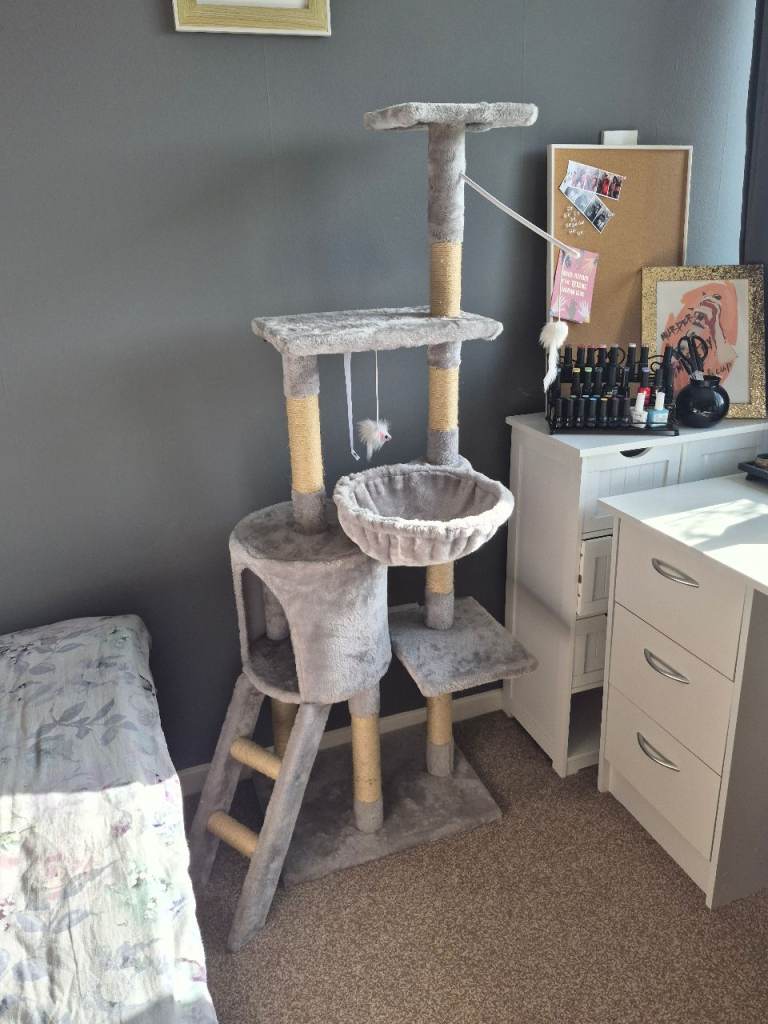 Cat tree (like new)