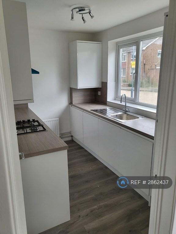 2 bedroom flat in Margaret Way, Ilford, IG4 (2 bed) (#2862437)