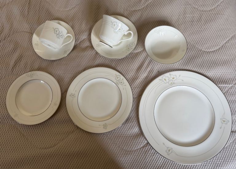 Royal Dalton Mystique Dinner Service (48 pieces)