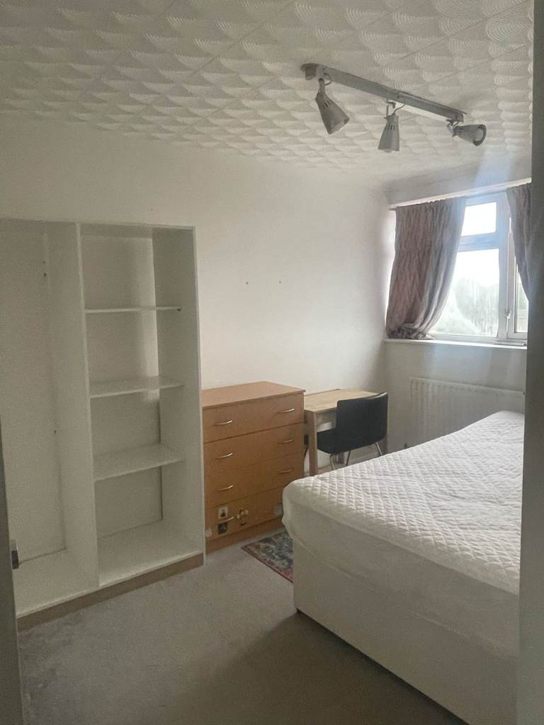 LARGE DOUBLE ROOM IN SOUTH OCKENDON NEAR STATION