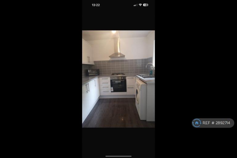 4 bedroom flat in Cecil Street, Glasgow, G12 (4 bed) (#2892714)