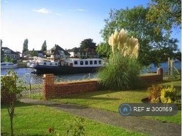 1 bedroom flat in Thames Side, Staines-Upon-Thames, TW18 (1 bed) (#3001169)