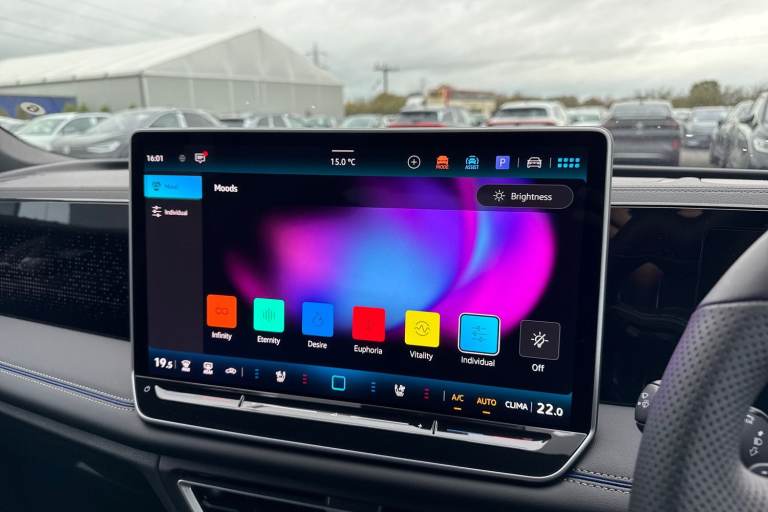 2025 Volkswagen Tiguan 1.5 TSI eHybrid 19.7kWh R-Line DSG Euro 6 (s/s) 5dr SUV Automatic