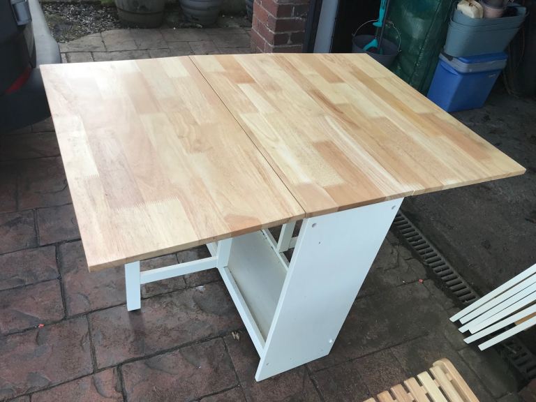 Compact table & chairs 