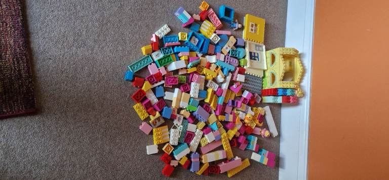 PLASTIC BUILDING BRICKS. EXCELLENT CONDITION.