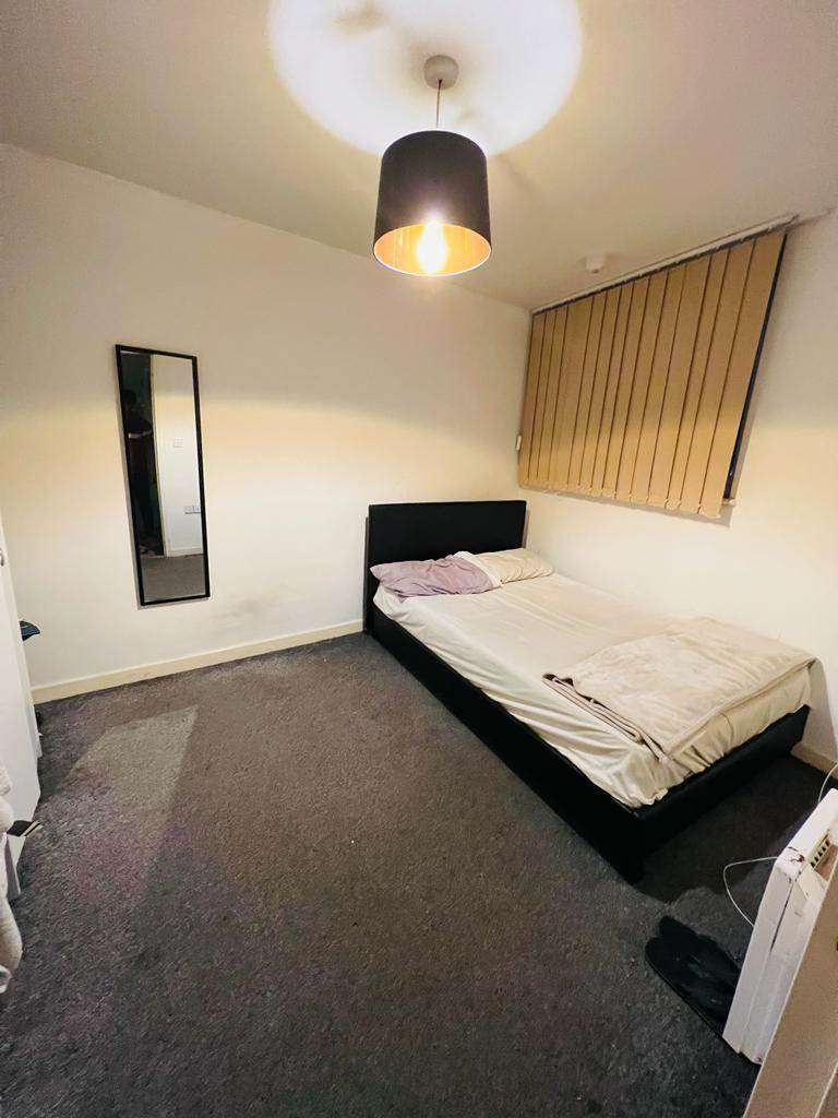 DOUBLE ROOM AVAILABLE in Modern 3 Double Bedroom