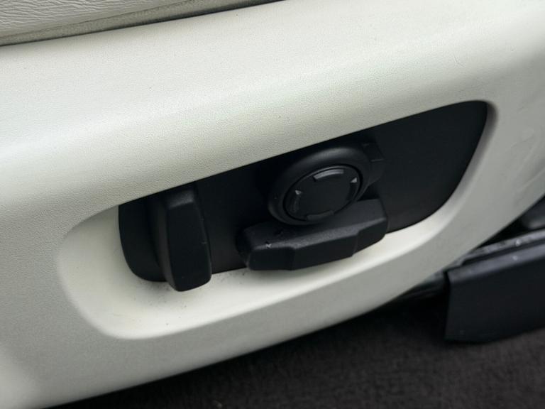 2017 Land Rover Discovery 3.0 TDV6 HSE Automatic 4WD Euro 6 5dr SUV Diesel Automatic