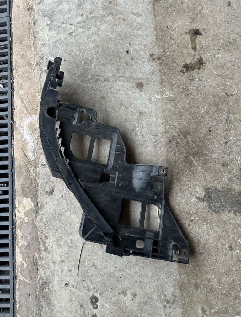 VW GOLF MK6 Passenger SIDE MOUNT BRACKET P/N 5K0807227