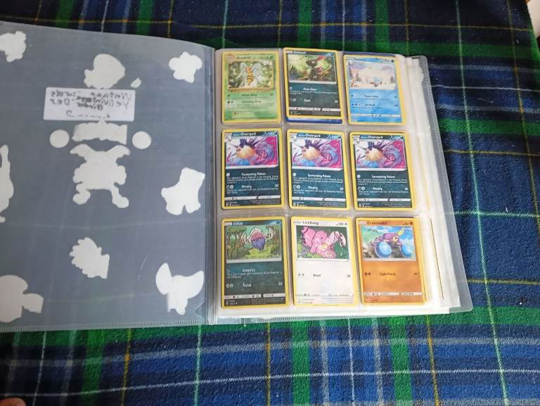 Vintage cards with yellow border and all cards in binder good condition