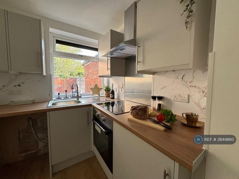 3 bedroom house in Warrington Road, Wigan, WN2 (3 bed) (#2844860)