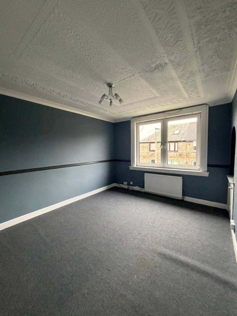 Bright 2 bedroom flat in Kelty available 