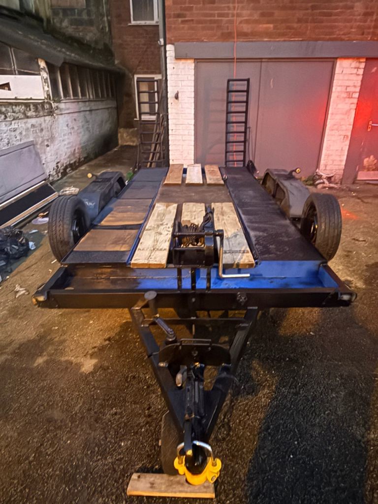 Car transporter trailer