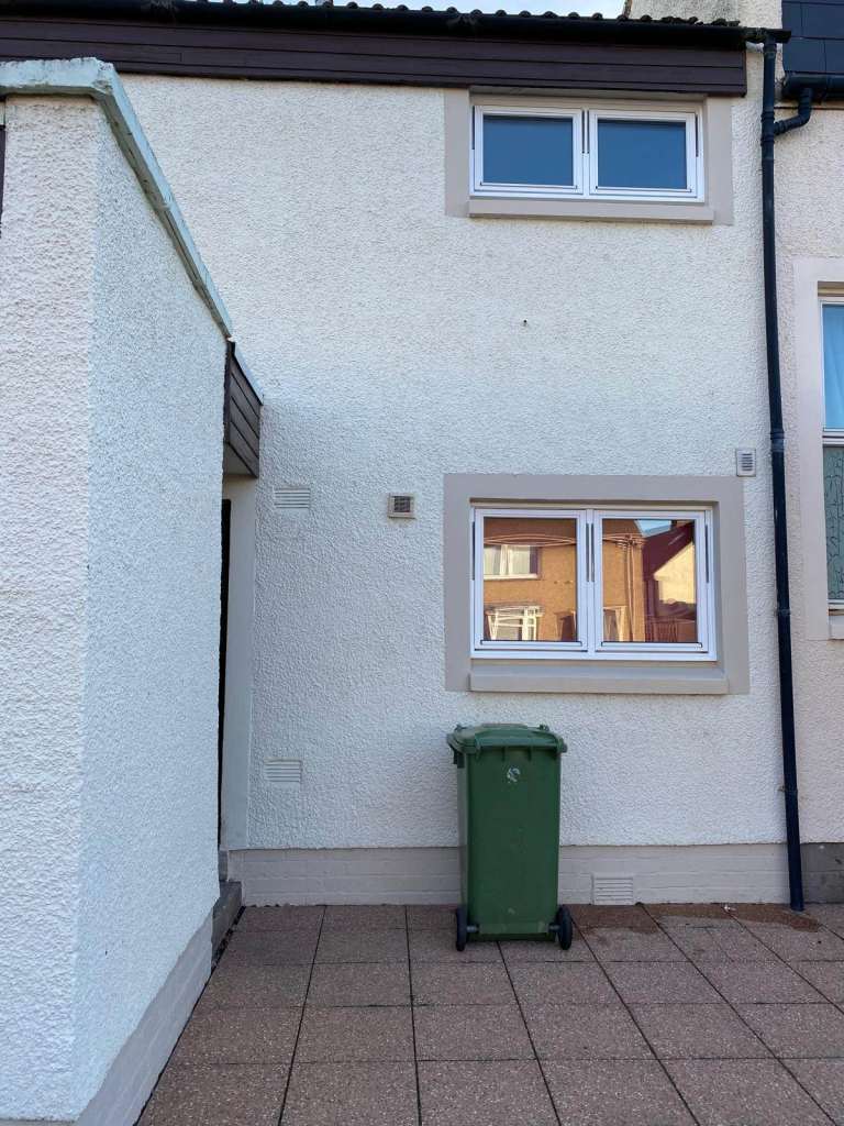 2 Bed Terraced House with garden, £1,050 per month.