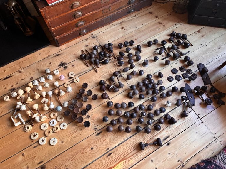 Job lot 168 Bakelite Door Knobs / Handles + some Finger Plates