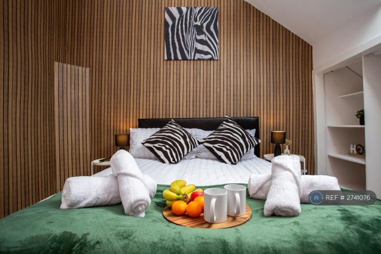 2 bedroom flat in Swinburne Place, Newcastle Upon Tyne, NE4 (2 bed) (#2741076)