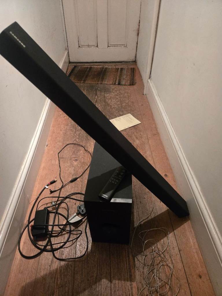 Samsung HW-K335 Soundbar & Subwoofer with Remote – Good Condition
