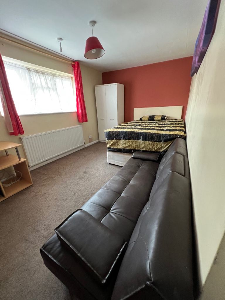 King size bed room for rent (Slough)