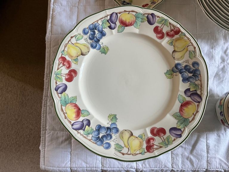 Complete dinner service Villeroy and Bosch Melina pattern.