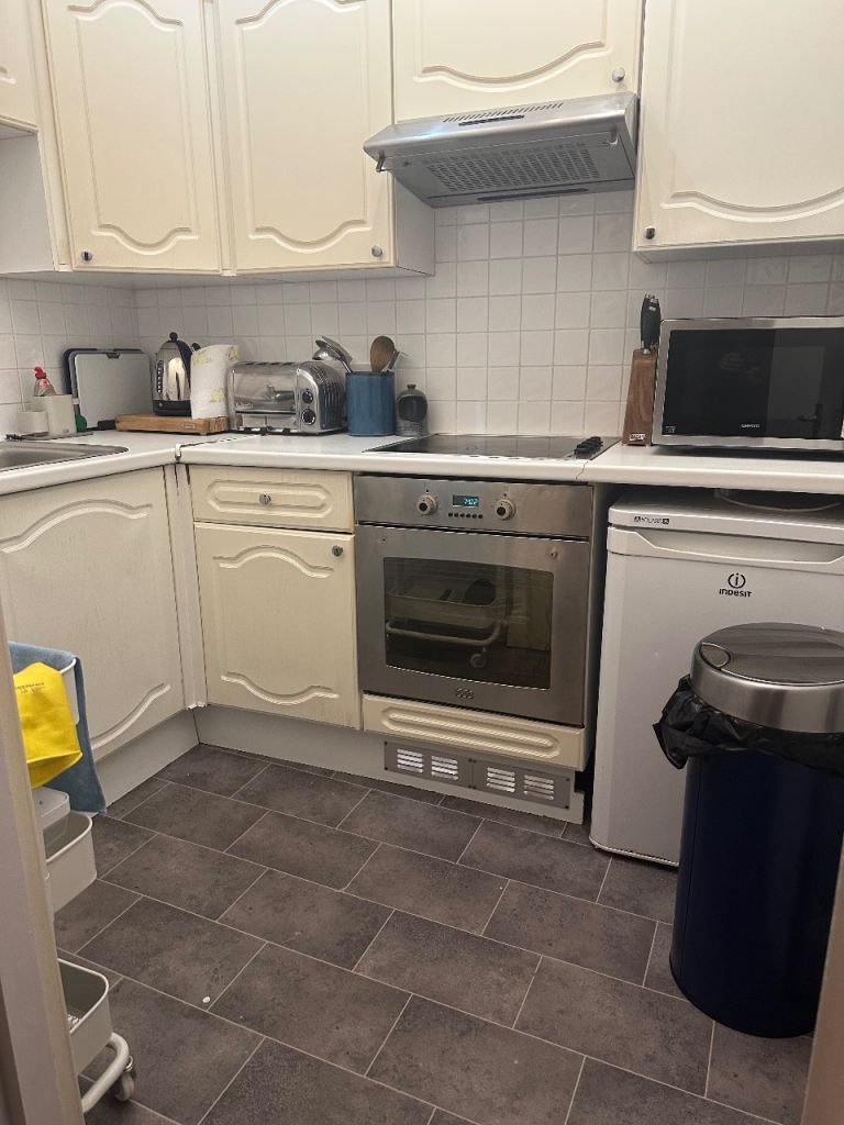 3 double beds flat 2700