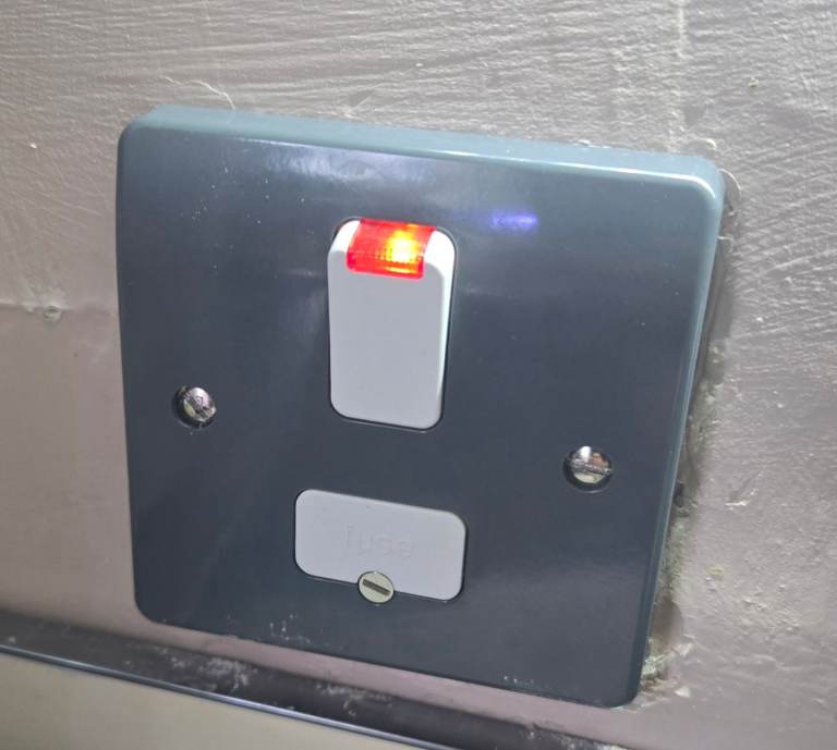MK K370GRA 13a Switched Connection Unit Spur & Flex Outlet with Neon Grahite Part M Compliant