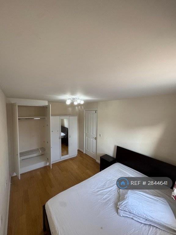 1 bedroom in Lake Close, London, RM8 (#2844641)