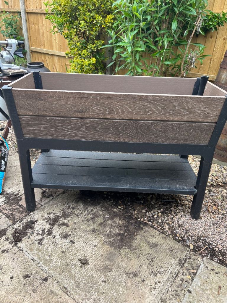 Planter self watering 