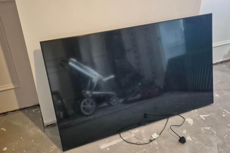 Samsung smart tv 65 inch 4K with bracket