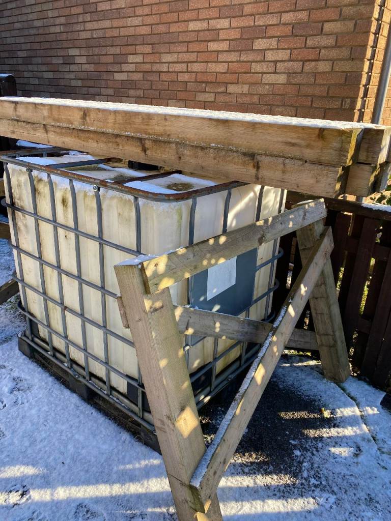 1000 litre water tank and wooden lift