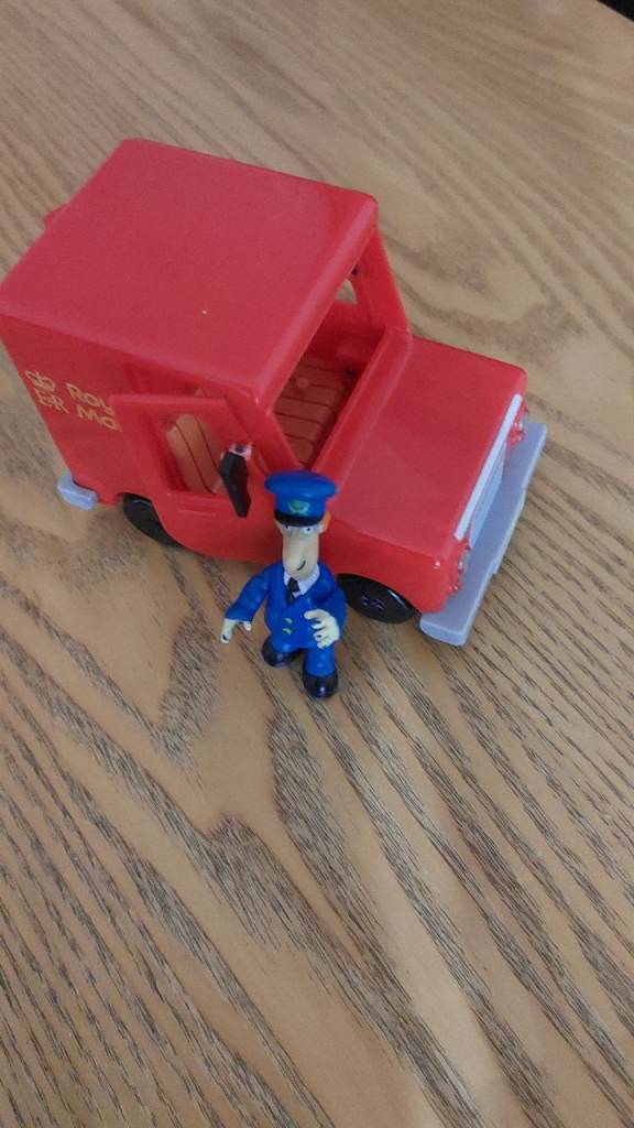 Postman Pat van and figures 
