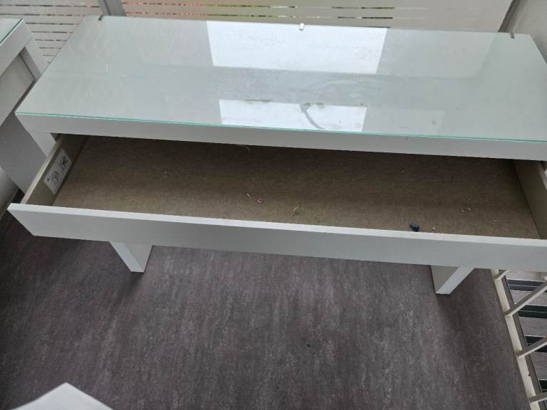 FREE - 2 small desks | in Putney, London | Gumtree