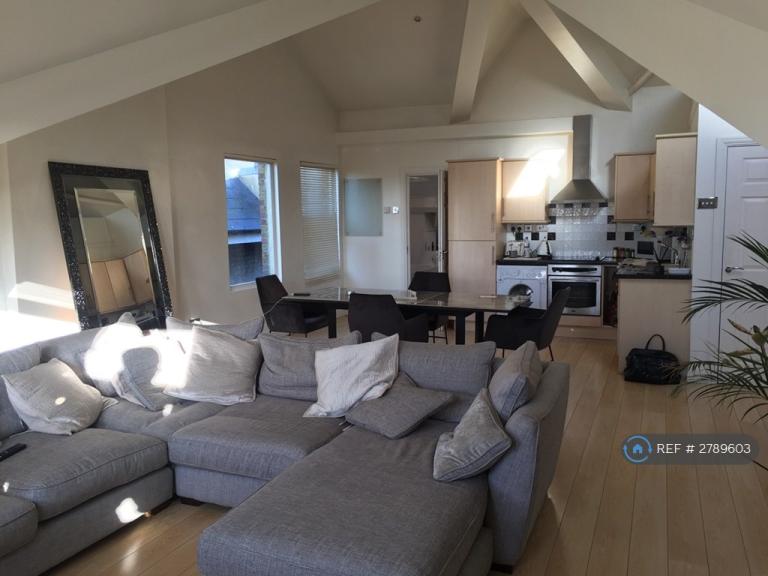 1 bedroom flat in Queens Road, Buckhurst Hill, IG9 (1 bed) (#2789603)