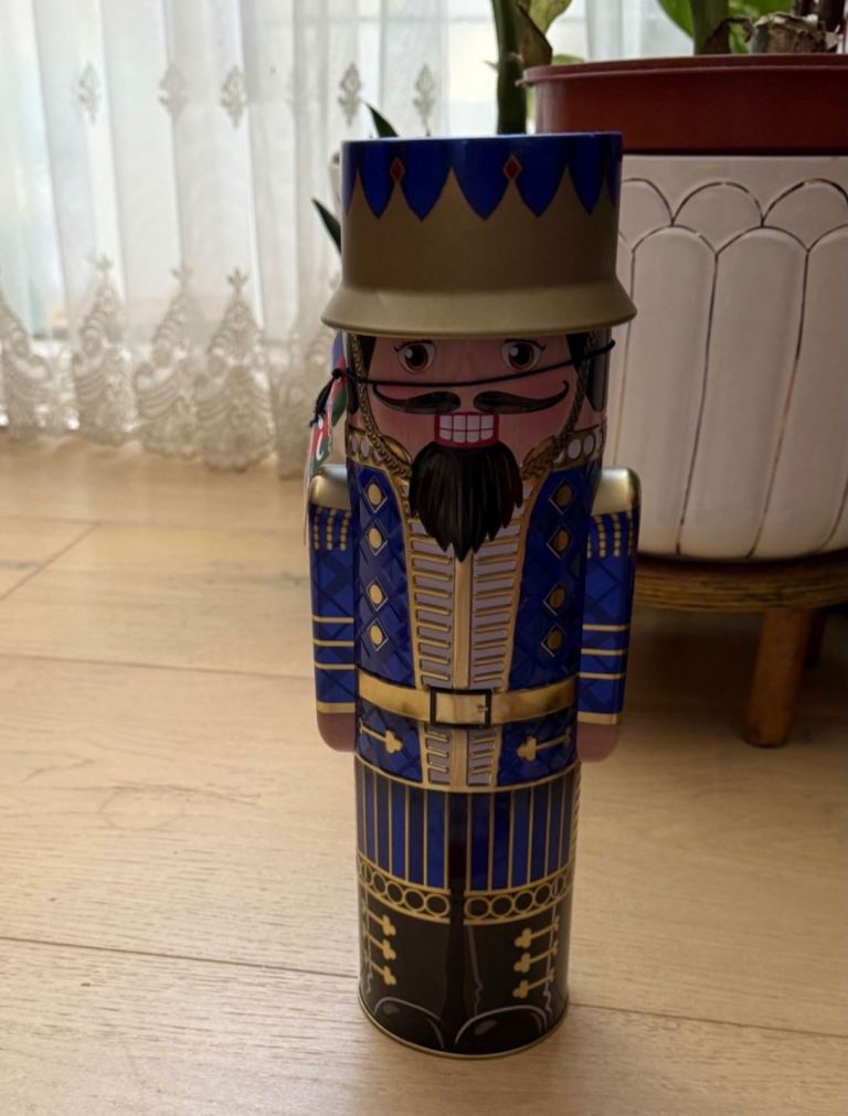 Empty  cylinder container with lid 